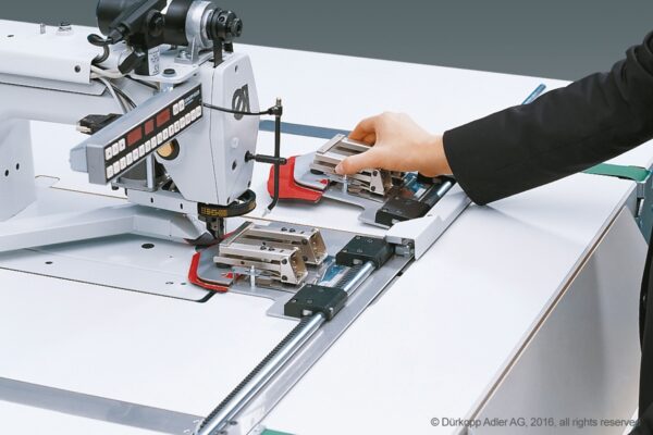 1-14.jpg Durkopp Adler 739-23-01 – CNC-controlled sewing unit for runstitching and simultaneous trimming of small parts