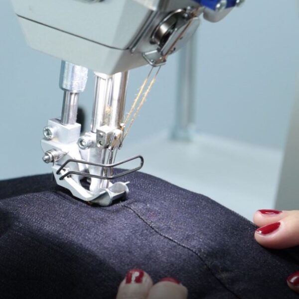 860 – With powerfull feeding system for topstitching side seams in jeans and casual trousers