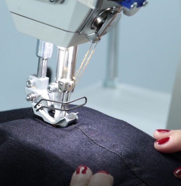 10-2.jpg 860 – With powerfull feeding system for topstitching side seams in jeans and casual trousers