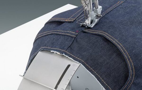 2-15.jpg 860 – With powerfull feeding system for topstitching side seams in jeans and casual trousers