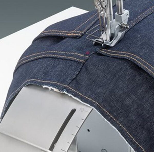 860 – With powerfull feeding system for topstitching side seams in jeans and casual trousers