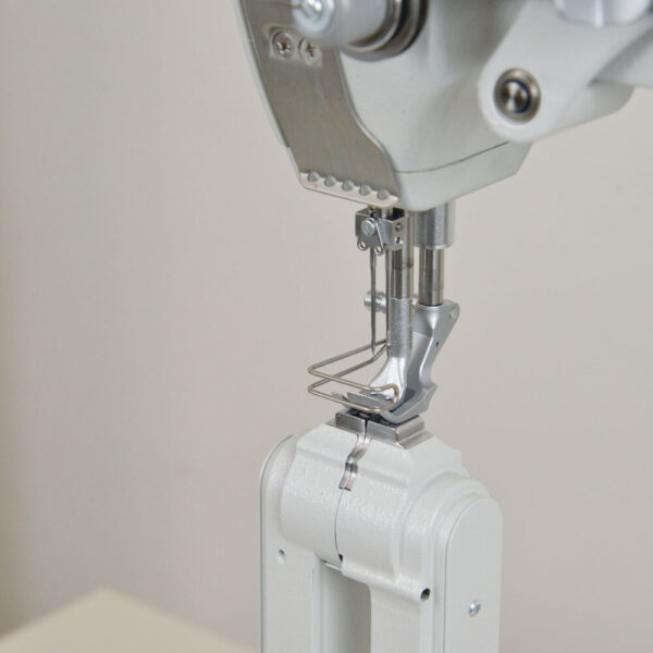 OARTICOLARE_CHIUSO_1000x1000.jpg Cometa VCA 40 02 CS XXS-2 Needles-700 High Post bed long arm sewing machine with a left sliding column. Bottom feed, needle feed and alternating feet, with foot stroke adjustable up to 9mm
