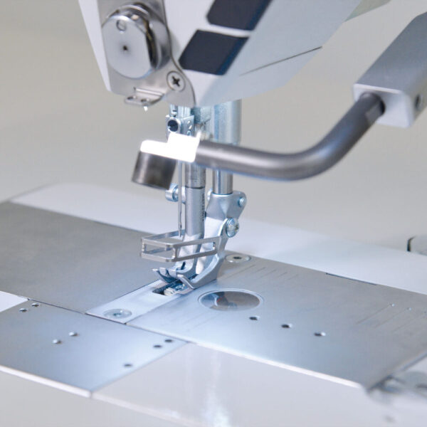 PARTICOLARE_1000x1000.jpg Cometa VP 867 700 DELTA Single or double needle flat bed, long arm, lockstitch sewing machine with triple feed
