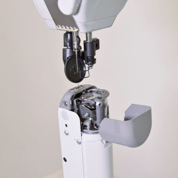 PARTICOLARE_2_1000x1000.jpg Cometa VCA 888 400 Post bed, lockstitch sewing machine, with wheel feed, needle feed and driven roller presser feed. Thread trimming.