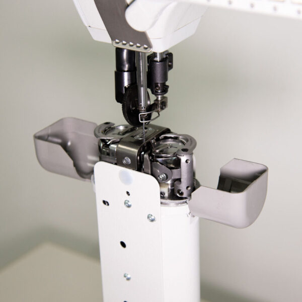 PARTICOLARE_3_1000x1000.jpg Cometa VCA 888 400 2 Needles Post bed, lockstitch sewing machine, with wheel feed, needle feed and driven roller presser feed. Thread trimming.