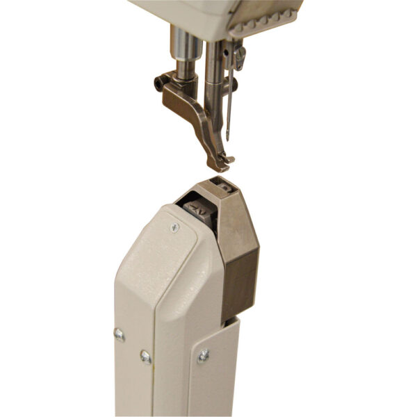 PARTICOLARE_CHIUSO_1000x1000.jpg Cometa VCA 40 02 CS ES High Extra small Post bed with a sliding column, single needle machine, bottom feed, needle feed and alternating feet, with foot stroke adjustable up to 9mm
