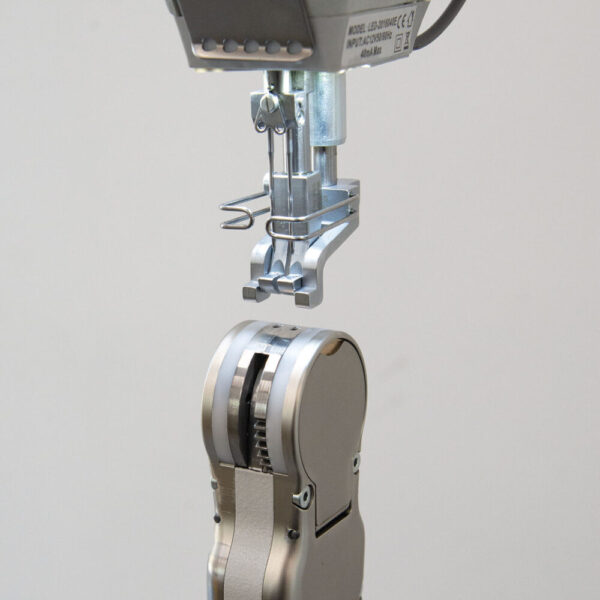 PARTICOLARE_DX_1000x1000.jpg Cometa VBO 2 NEEDLES Triple feeding, two needles lockstich sewing machine with oscillating arm and XXS post bed