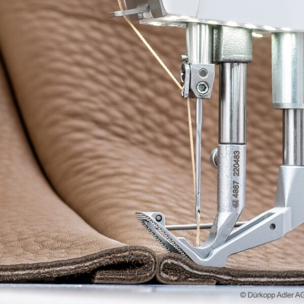 Durkopp Adler D867- e-con – Innovative and digitalized flatbed machines for perfect lockstitch seams in medium-heavy duty applications