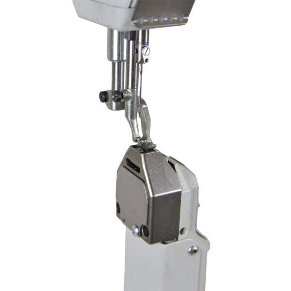 VCA40_02_ES_H600_PARTICOLARE_1000x1000.jpg Cometa VCA 40 02 ES-H600 Super high post bed, bottom feed, needle feed and alternating feet sewing machine with height adjustment up to 9 mm