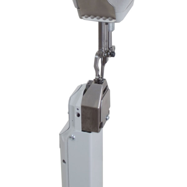 VCA_40_02_ES_PARTICOLARE.jpg Cometa VCA 40 02 ES post bed, bottom feed, needle feed and alternating feet sewing machine with height adjustment up to 9 mm