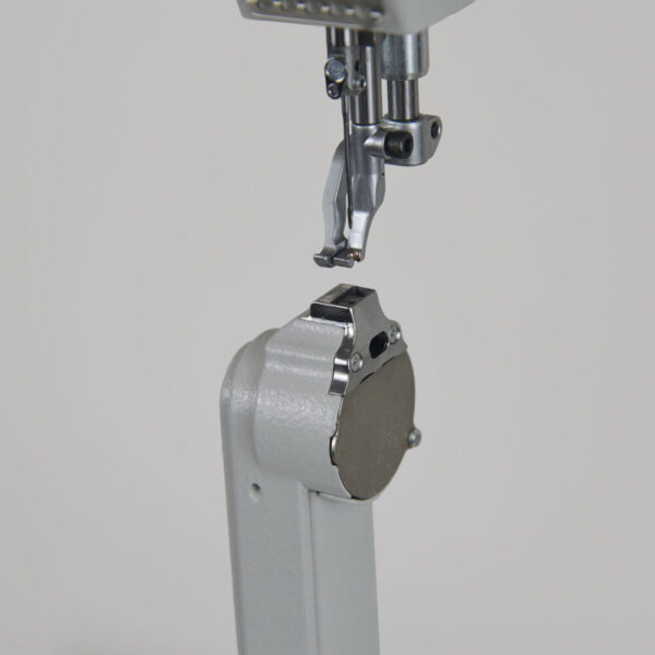 VCA_40_SD_particolare_DX_1000x1000.jpg Cometa VCA 40 – SD 02 XXS Revolving post bed, bottom feed, needle feed and alternating feet sewing machine with height adjustment up to 9 mm