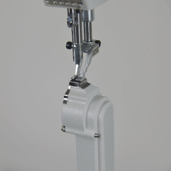 VCA_40_SD_particolare_SX_1000x1000.jpg Cometa VCA 40 – SD 02 XXS Revolving post bed, bottom feed, needle feed and alternating feet sewing machine with height adjustment up to 9 mm