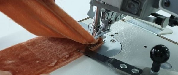csm_275_Samtverarbeitung_2_e23dfa0c2e.jpg Durkopp Adler 275 – Single needle lockstitch machines with differential top feed
