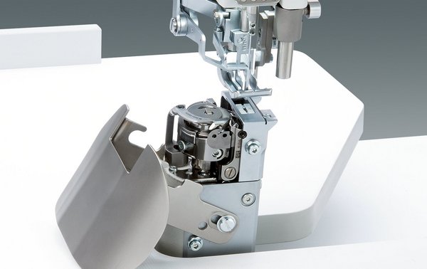 csm_670_680_three_piece_vertical_hook_9f6a170b21.jpg Durkopp Adler 670 – Optimized workstation for attaching sleeve lining through the shoulder pad