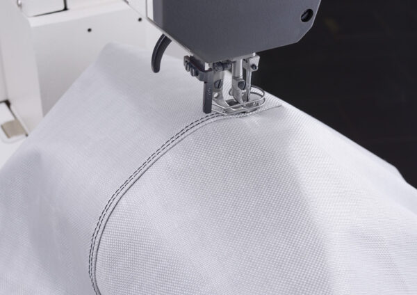 Anwendung_0892a.jpg PFAFF 1296 Double-needle postbed sewing machines with unison feed