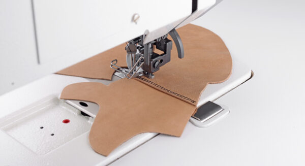 Anwendung_1243_800px.jpg PFAFF 1244 Double-needle, lockstitch flatbed sewing machines with large vertical hook, roller presser driven and drop feed