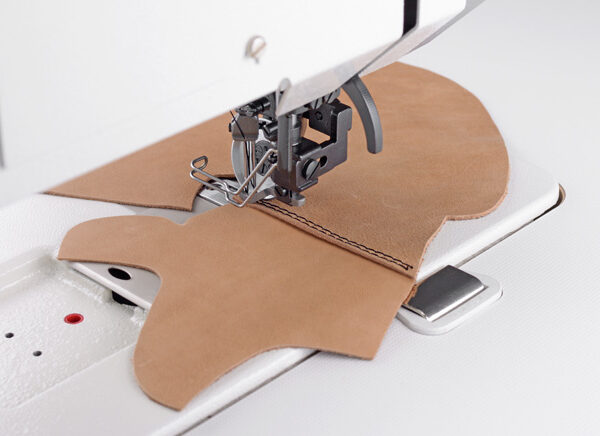 Anwendung_1243_800px.jpg PFAFF 1244 Double-needle, lockstitch flatbed sewing machines with large vertical hook, roller presser driven and drop feed