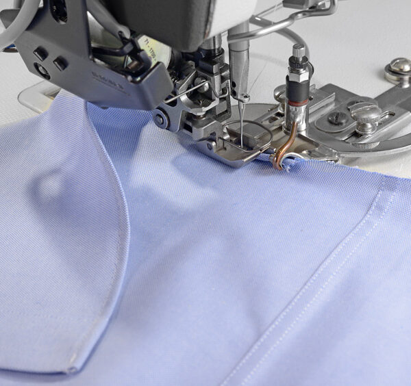 anwendung487_1919_9406.jpg PFAFF 487 -19/19 Curved Hem Special flatbed lockstitch sewing machine with bottom feed and variable top feed for hemming shirts and blouses